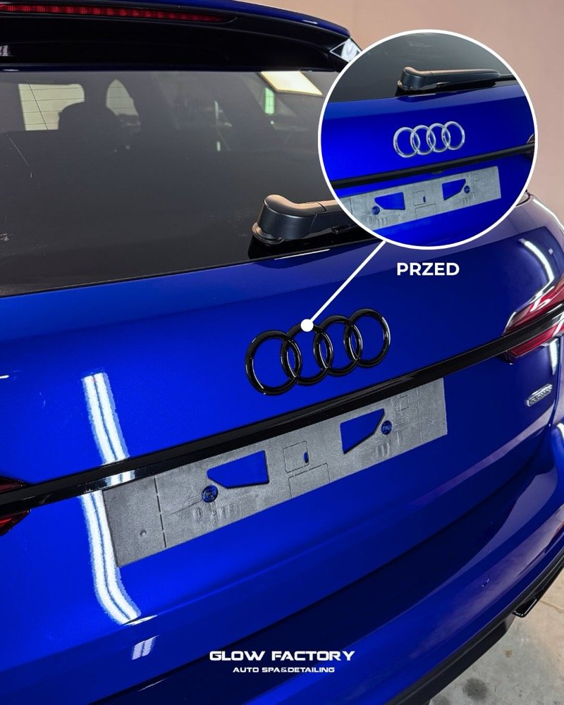Klapa bagażnika Audi — czarny emblemat